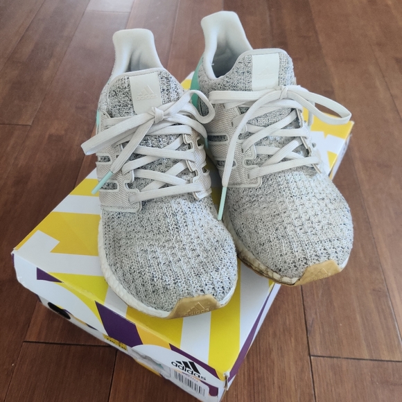 Adidas Ultra Boost US5 - Picture 5 of 6